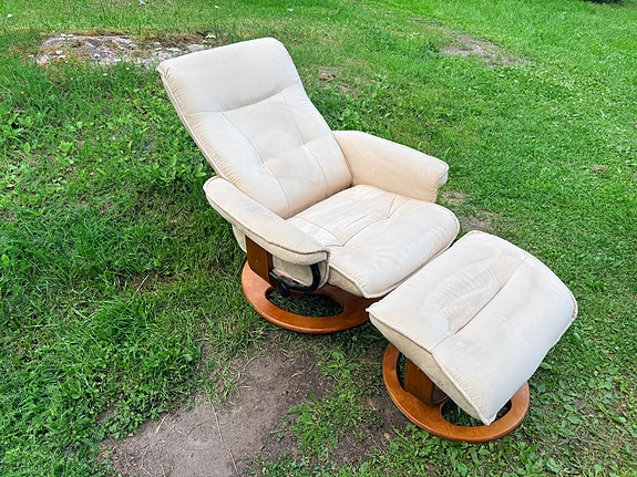 Stressless tyyppinen nojatuoli ja rahi