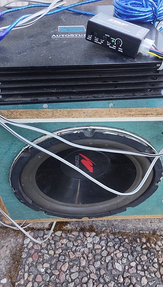 Auton subwoofer ja vahvistin