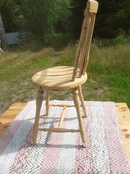 Puu tuoli selkänojalla