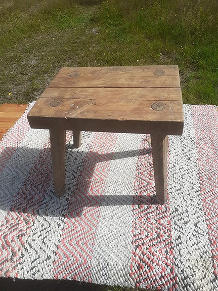 Puuinen pieni jakkara