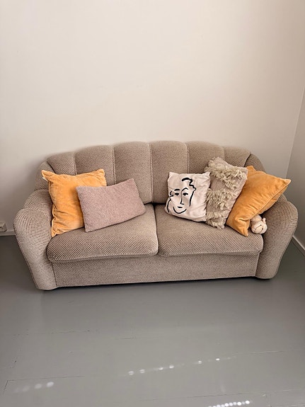 Beige vuodesohva