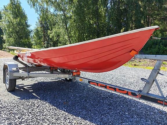 Kalastus soutuvene ja uusi sähköperämoottori