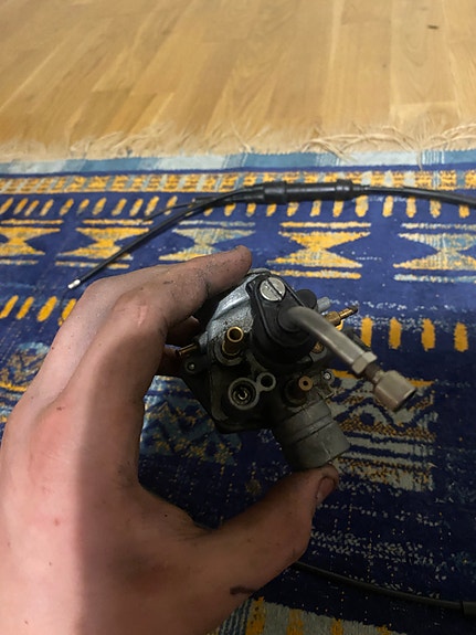 Mopon kaasutin, pakoputki ja takavalon osa