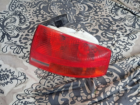 Audi A4 Takavalo Oikea