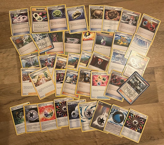 Pokemon TCG energia- ja trainer-kortit nippu