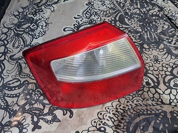 Audi A4 Takavalo Vasen