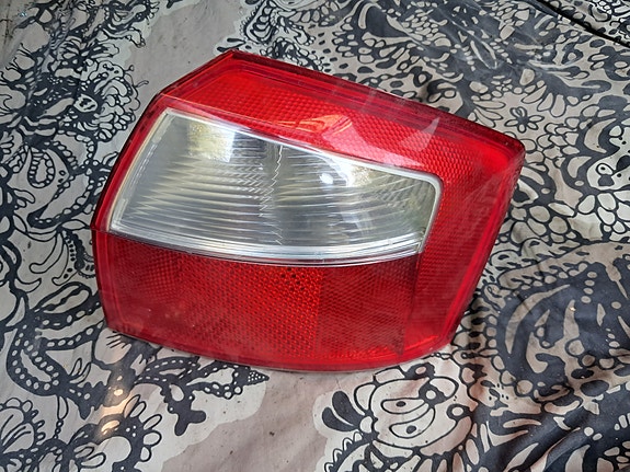 Audi A4 Takavalo Oikea