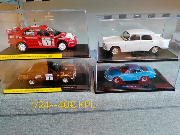 1:24 pienoismalli-autot vitriinissä 4KPL