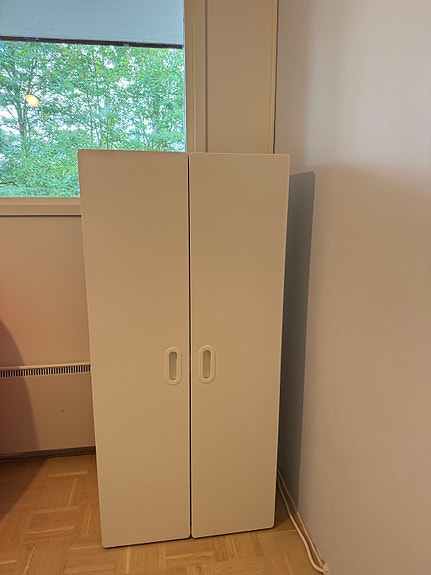 IKEA valkoinen kaappi hyllyillä