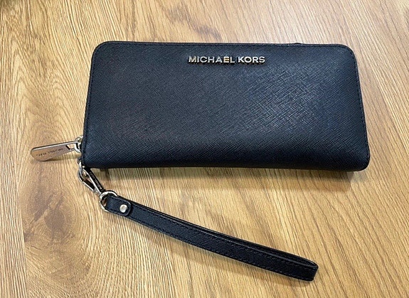 Michael Kors musta lompakko