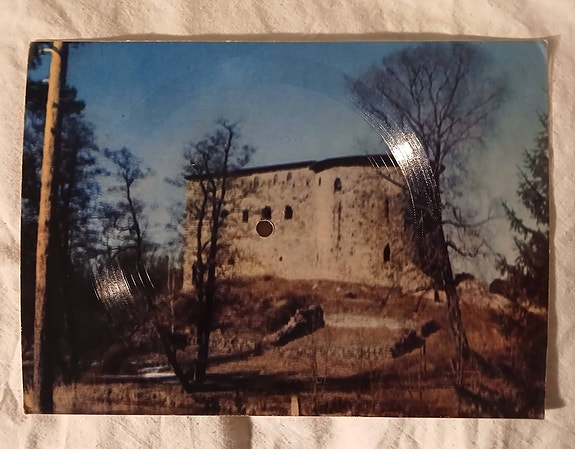 Soiva postikortti: Sävelkuva – Naurava kulkuri (Parre Förars) / Raaseporin linna