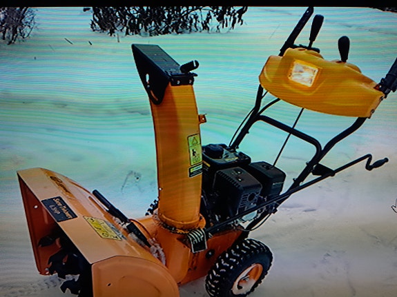 myynnissä keeway lumilinko 6.5hp 230voltin sähköstarttilla.