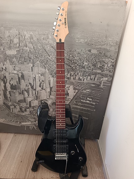 Yamaha ERG121C sähkökitarat musta
