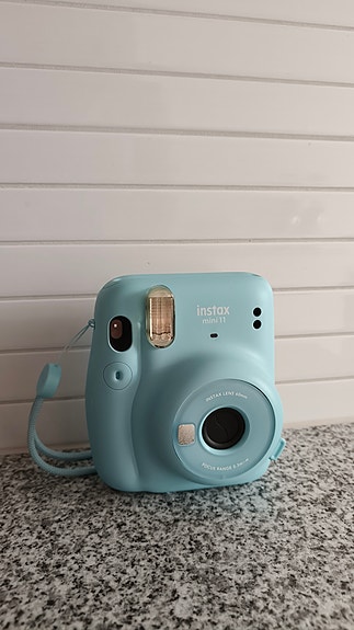 Fujifilm Instax Mini 11 instant-kamera suojakotelolla