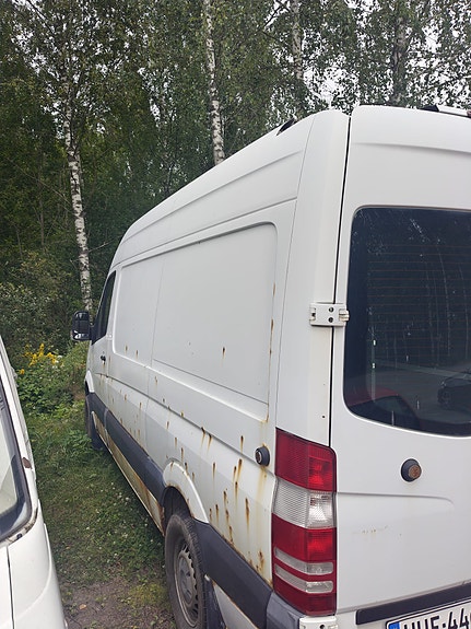 Mercedes-Benz pakettiauto varaosiksi