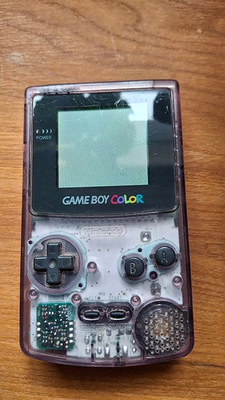 Nintendo Game Boy Color pelikonsoli ja Pokémon Crystal -peli
