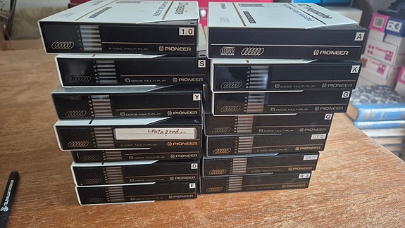 Pioneer CD-vaihtajan kasetteja ja koteloita