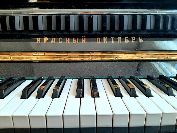 Krasnyi Oktiabr piano musta