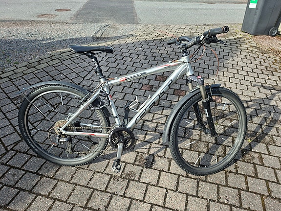 Myytävänä 26 tuumainen FELT Q650 maastopyörä