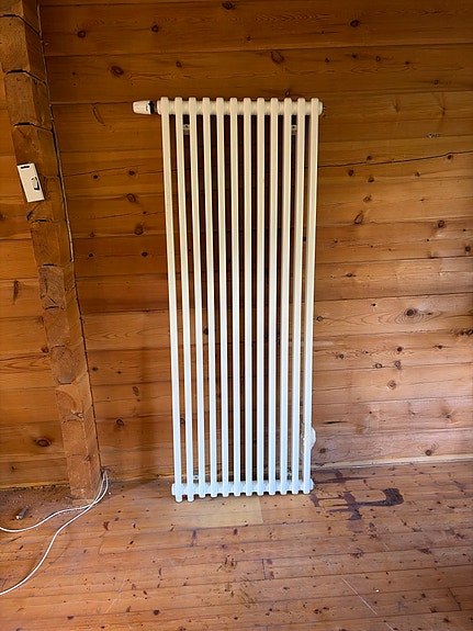 Valkoinen pystymallinen vesikiertoinen patteri termostaatilla