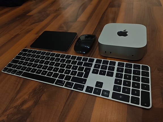 Mac Mini M4 sekä mustat Magic keyboard, Mouse ja Trackpad | Tori