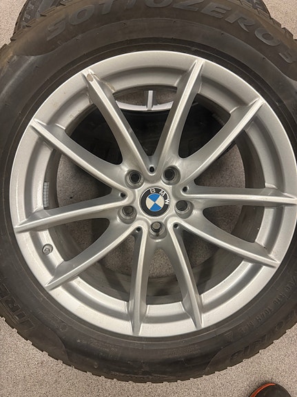 Oikein hyväkuntoiset BMW OEM vanteet ja +6mm pirelli kitkat