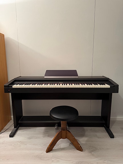 Roland Piano 1000S digitaalipiano musta