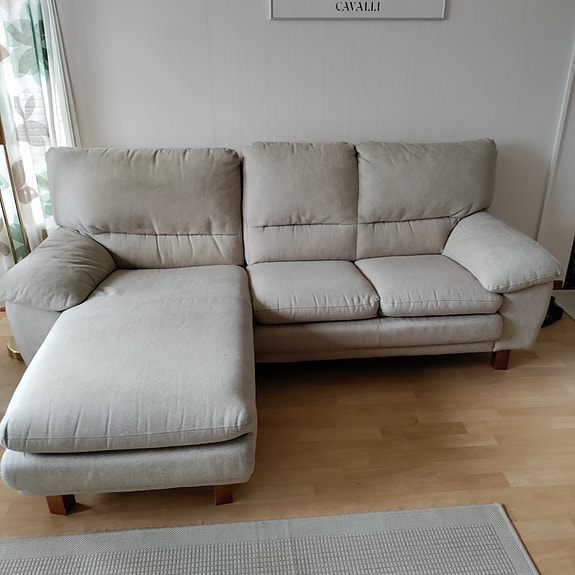 Kaksi erilaista sohvaa myytävänä