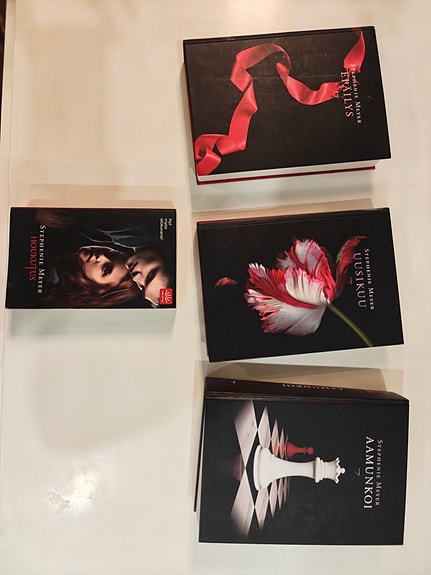 Stephenie Meyer Twilight -kirjasarja 4 kirjaa