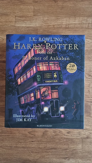Kauniisti kuvitettu Harry Potter and the Prisoner of Azkaban -kirja