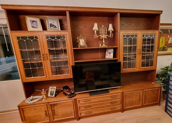 3 osainen tv/kirjahylly, lyijylasi ovet ym 273cm ilmaiseksi tiistaina 27.10
