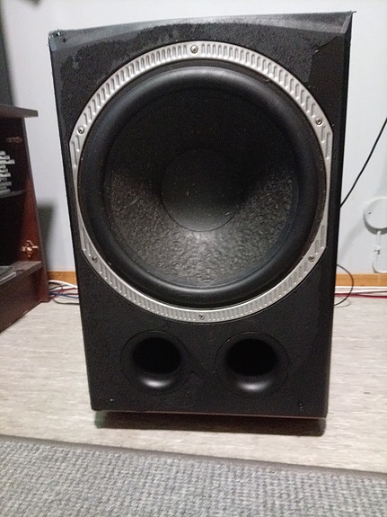 12" aktiivi subwoofer toistaa tosi hyvin matalia ääniä