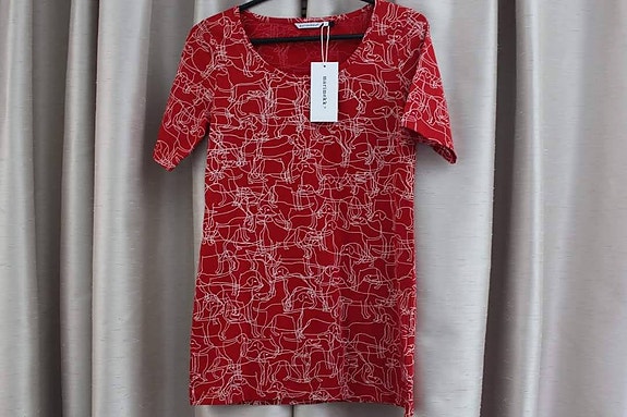 Kuin uusi Marimekko koirat T-paita, koiria punaisella pohjavärillä