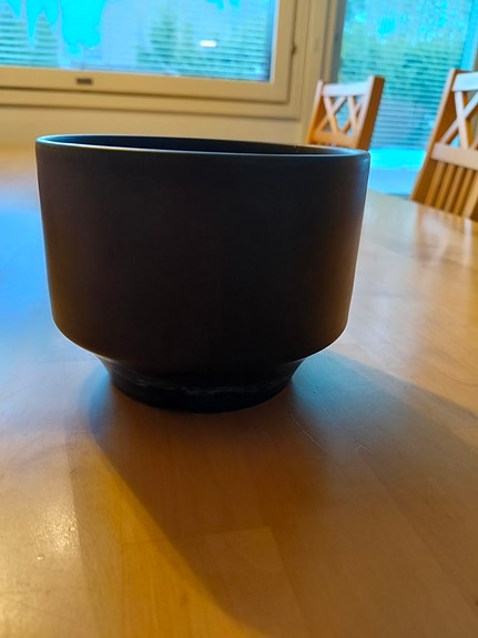 Arabia musta kukkaruukku, Design Richard Lindh