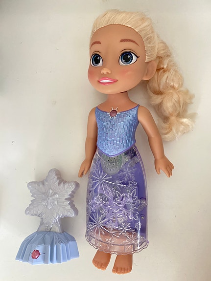 Frozen Elsa nukke äänillä sekä tähti valotoiminnoilla