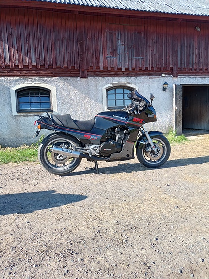 Kawasaki Gpz900r osia
