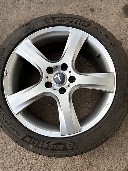 Tesla 3 alut 5x114.3 TPMS Misukka kesä 235/45-18h.550e