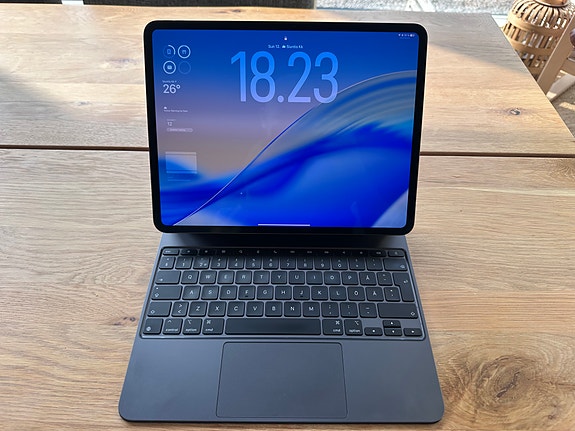 M4 iPad Pro 13inch, 1TB, 16GB ram, Magic Keyboard, ESR folio case