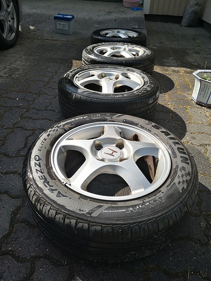 Honda 195/60R15 kesärenkaat alumiinivanteilla